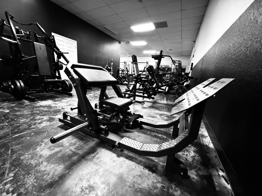 Glute bridge hip thrust machine